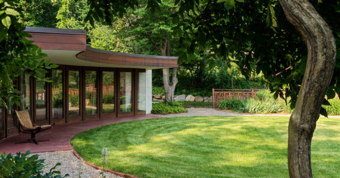 A Massachusetts Home that Channels Frank Lloyd Wright