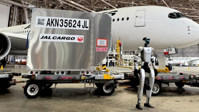 Airport robots handle baggage in Tokyo trial