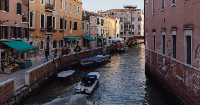 In Venice, Meditating on Time and Place on a Leisurely Bar Crawl