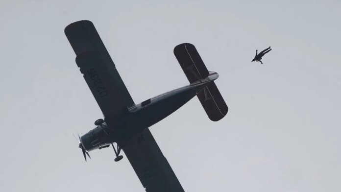 Skydiver dies after midair collision with another jumper during group jump in Washington state