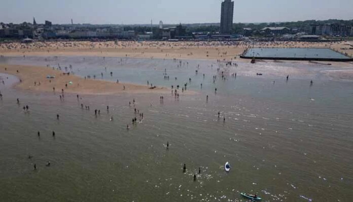 UK beats May heat record with 33.5℃ registered near London