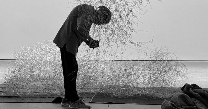 Alan Saret, Sculptor Who Made Clouds of Wire, Dies at 81