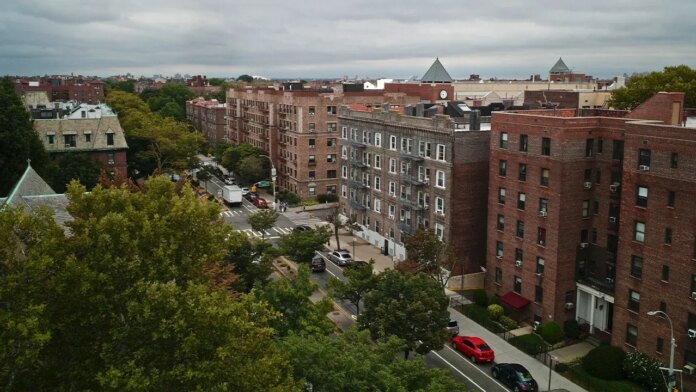 Elderly couple fatally stabbed inside Queens apartment, no arrests made as investigation continues: report