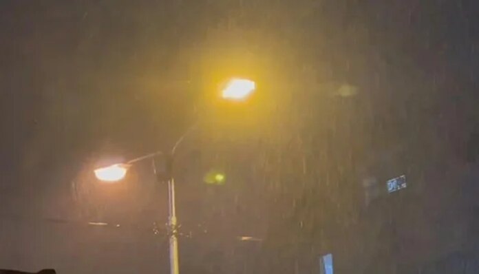 Light rain turns weather pleasant in Karachi
