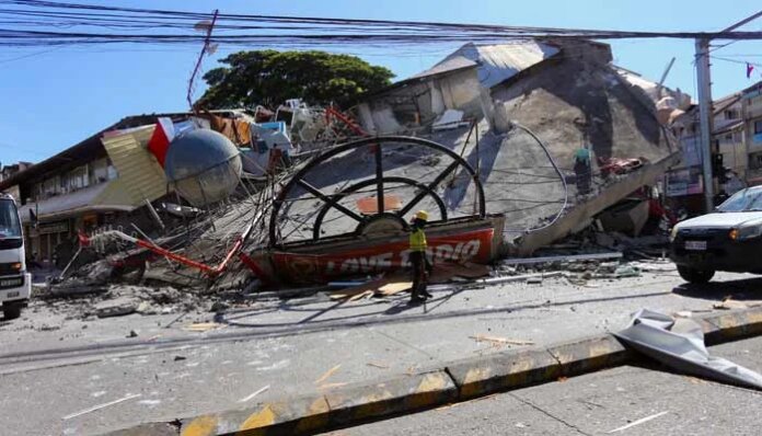Outdoor hospitals, cut-off communities as Philippine quake toll hits 41