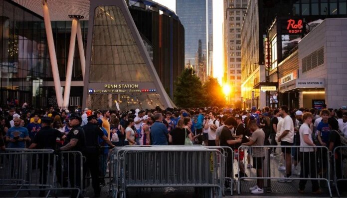 Stabbing wounds six at New York's Penn Station