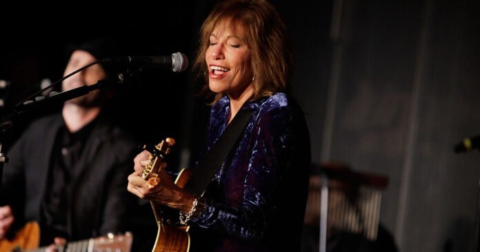 Carly Simon Reveals She Has Parkinson’s Disease