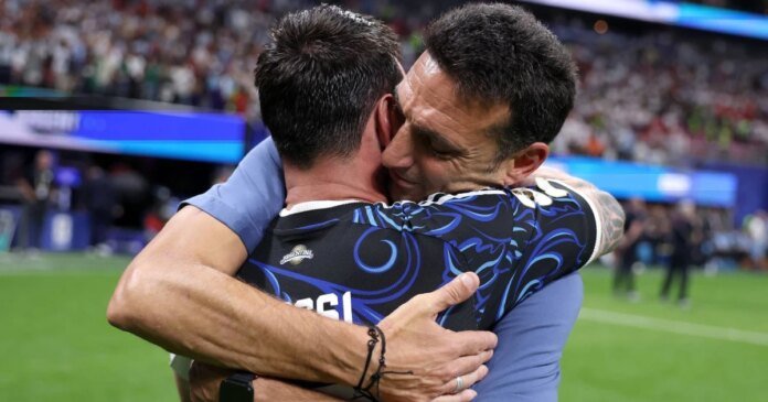 El abrazo que hizo llorar a todos: Messi y Scaloni unidos por el sueño de la cuarta estrella