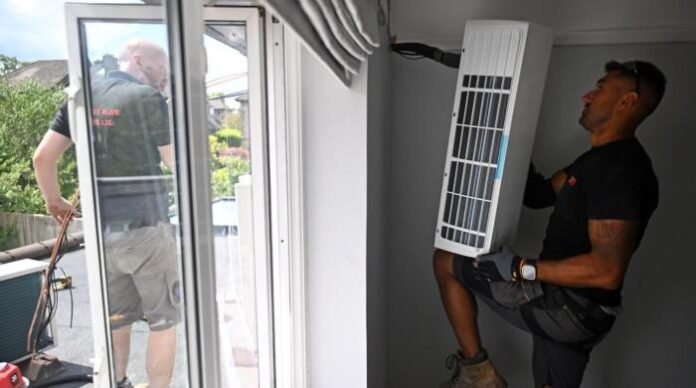 Experts urge caution as demand grows for AC in heatwave-hit UK