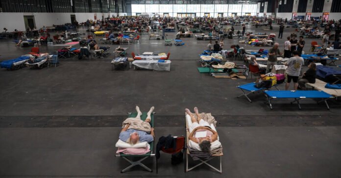 Flames Advance on Bordeaux, Where Evacuees Balance Dread and Hope