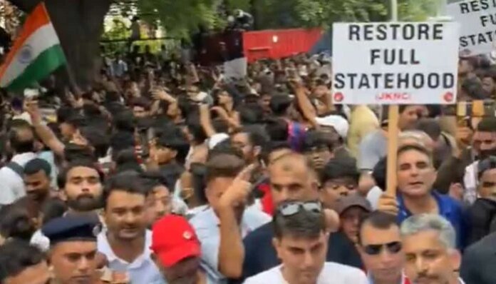 Hundreds protest in Delhi demanding statehood for IIOJK