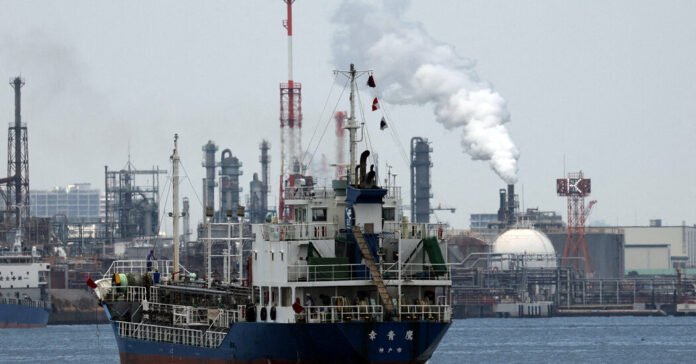 Oil Prices Remain Elevated Amid Shipping Traffic Slowdown in Strait of Hormuz