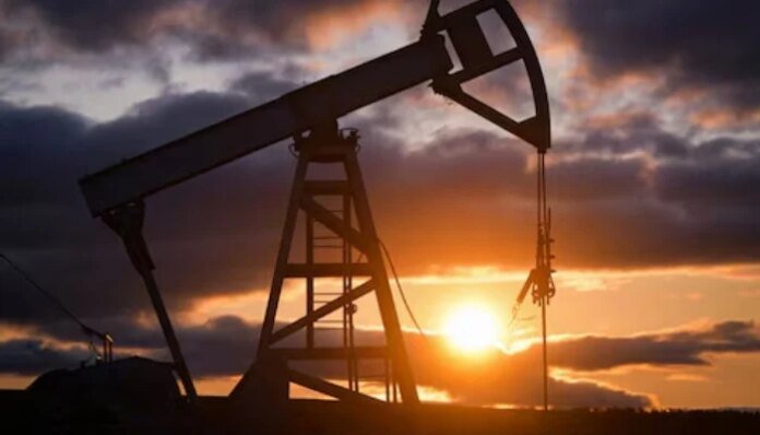 Oil heads for weekly gain as Middle East supply risks persist