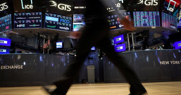 Stocks Sink on Anxiety About Tech and A.I. Spending