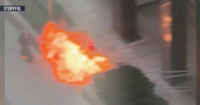 Suspect accused of setting fire outside NYC federal building
