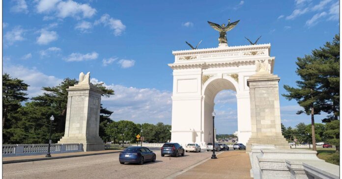 Trump's proposed arch needs structural revisions to earn final approval, planning commission says