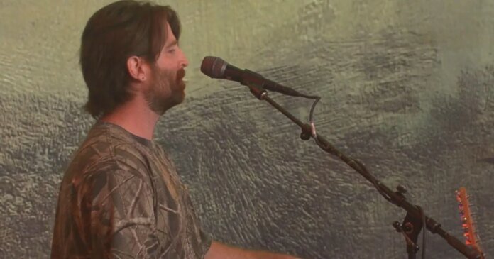 Saturday Sessions: Houndmouth performs 