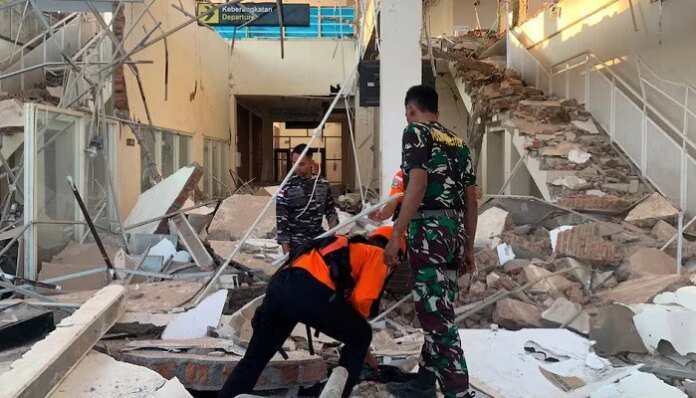 7.7-magnitude quake strikes Indonesia, tsunami warning triggers mass evacuation