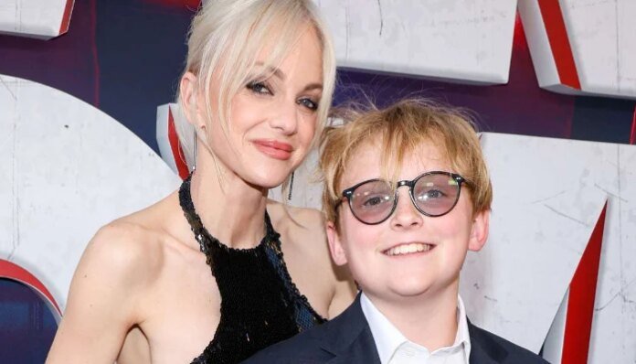 Anna Faris reveals why fitting in with other moms was so difficult