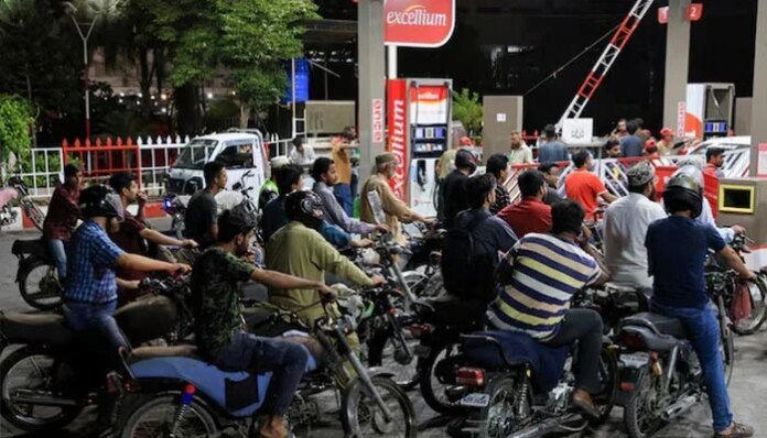 ECC okays revision in dealers' margins, petroleum dealers call off strike
