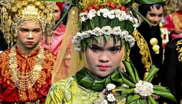Indonesia clerics warn against men in dresses for independence festivities