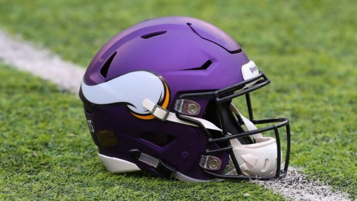 Jamal Adams carted to locker room in Vikings' preseason debut