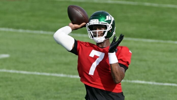 Jets' Geno Smith scratched vs. Bucs due to sore ankle, is day-to-day