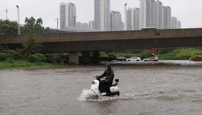 Rain pounds Beijing as Typhoon Dolphin sweeps through China