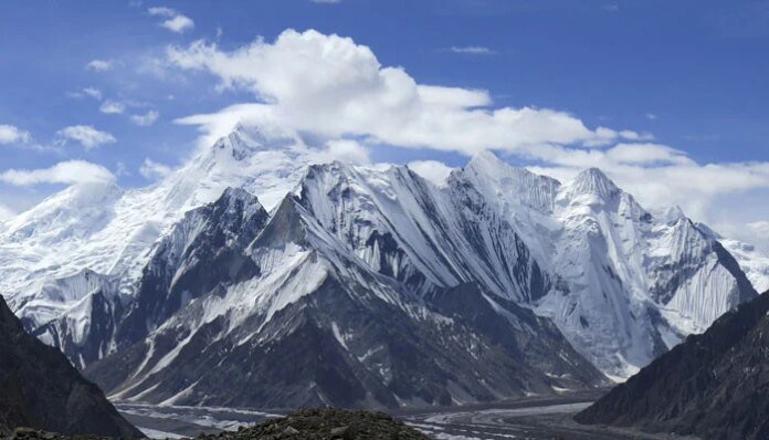 Search resumes for missing mountaineers after Broad Peak avalanche