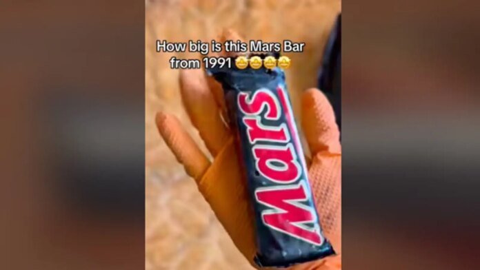 Woman Finds Mars Chocolate From 1991 During House Cleaning, Internet Shocked To See Huge Size