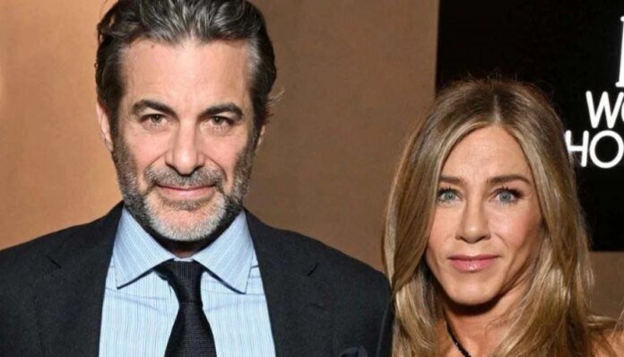 ‘Friends’ actress Jennifer Aniston's support for boyfriend Jim Curtis raises concerns